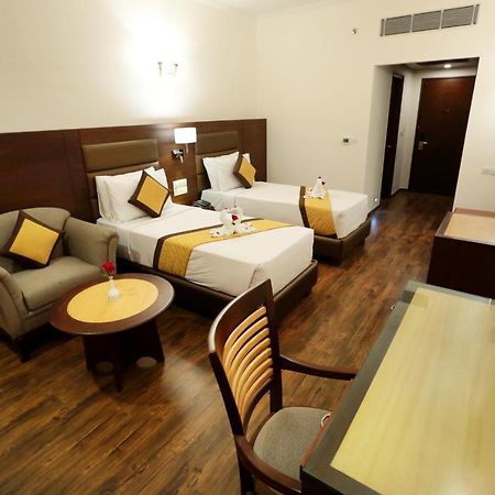 Hotel Meraden Grand Варанаси Экстерьер фото