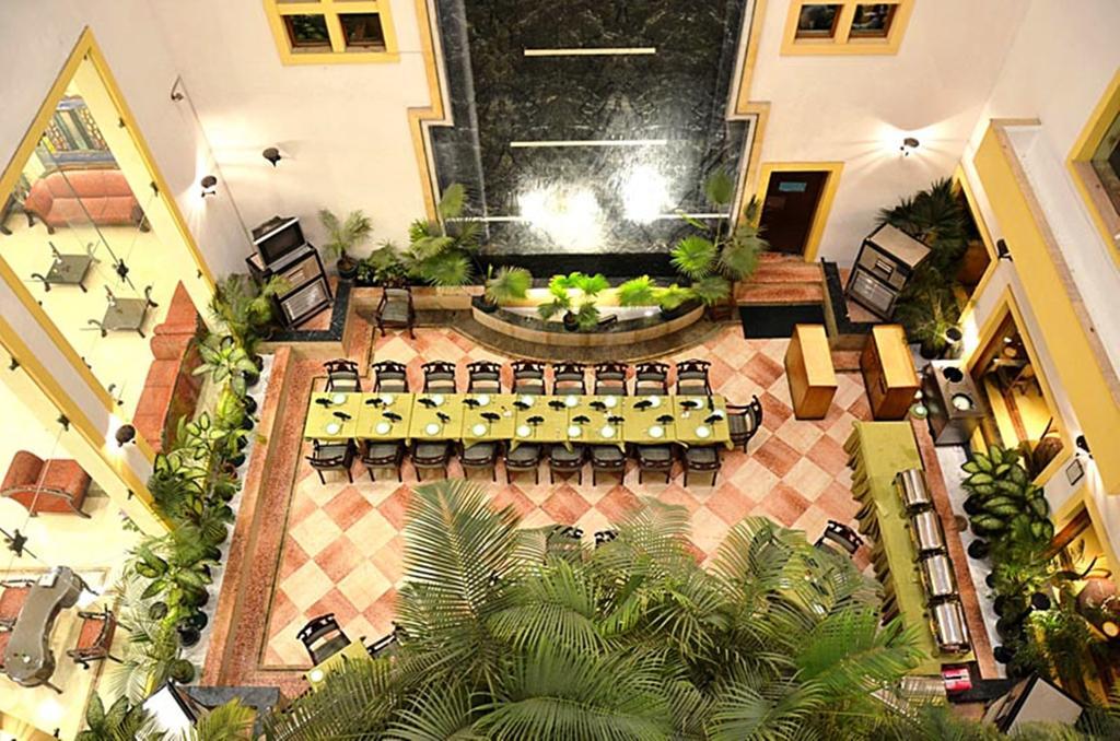 Hotel Meraden Grand Варанаси Экстерьер фото