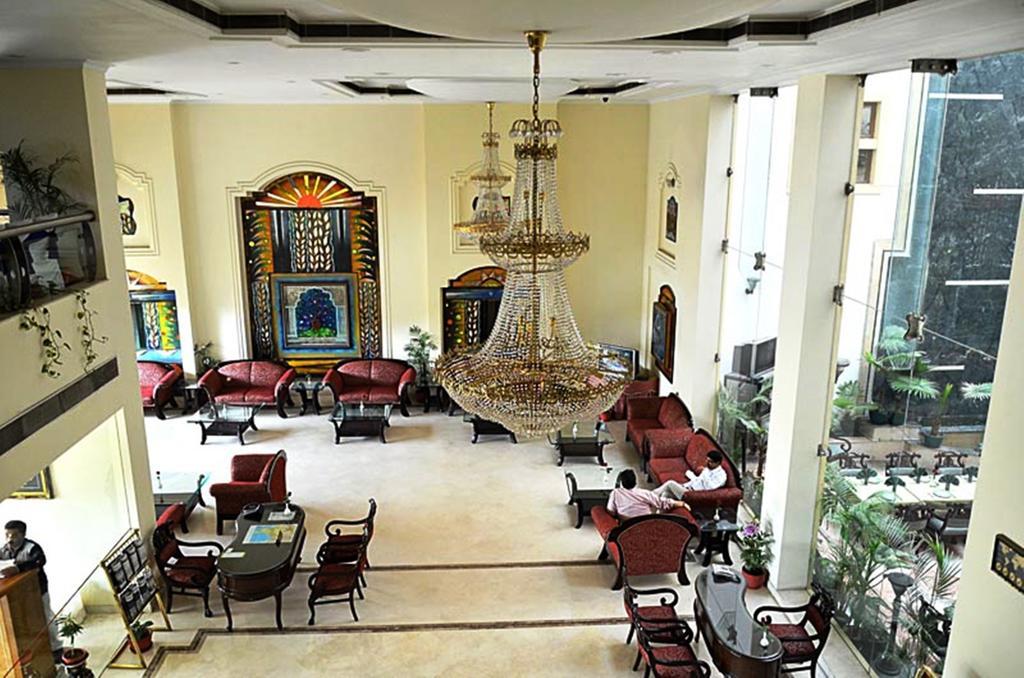 Hotel Meraden Grand Варанаси Экстерьер фото