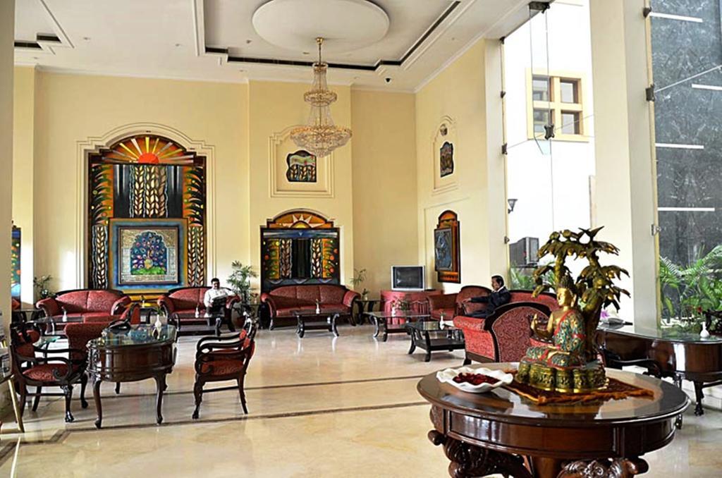Hotel Meraden Grand Варанаси Экстерьер фото