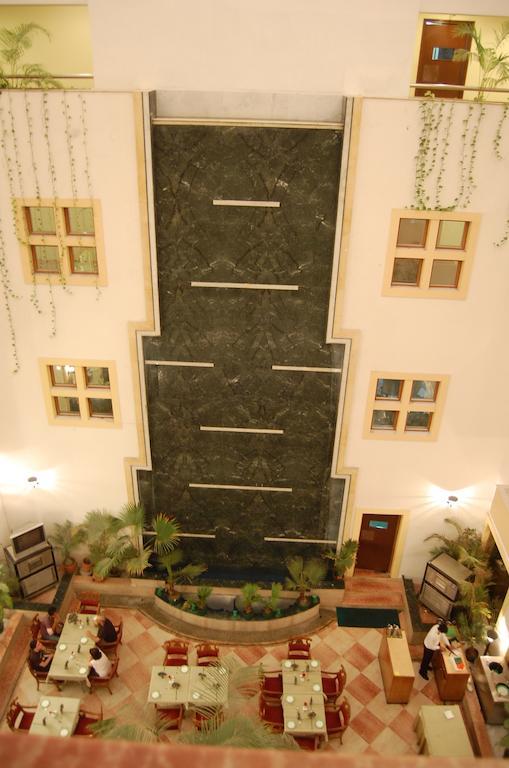 Hotel Meraden Grand Варанаси Экстерьер фото