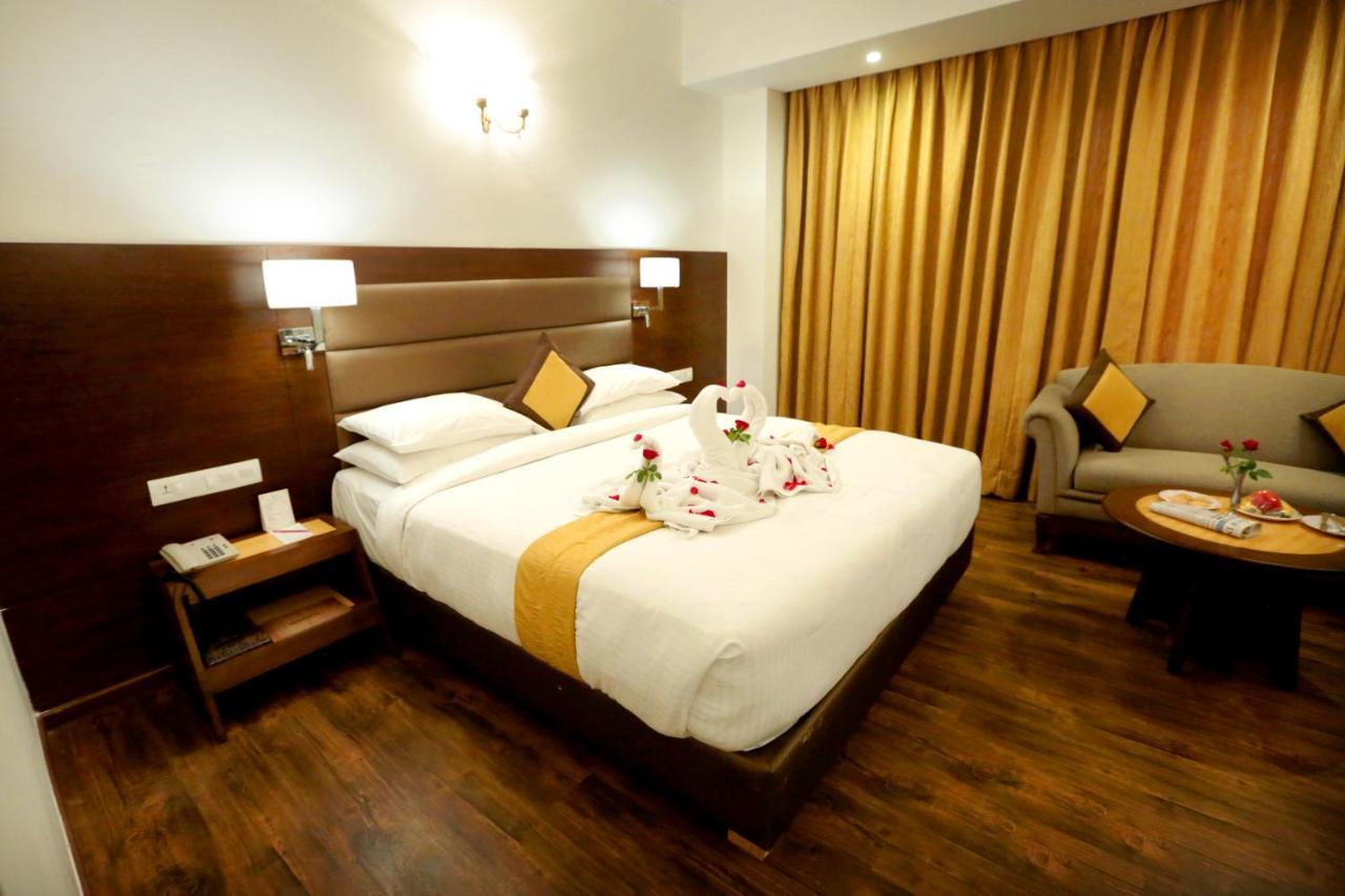 Hotel Meraden Grand Варанаси Экстерьер фото