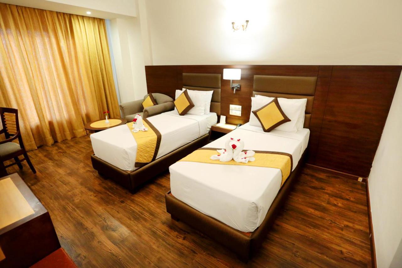 Hotel Meraden Grand Варанаси Экстерьер фото