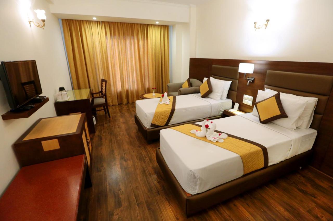 Hotel Meraden Grand Варанаси Экстерьер фото