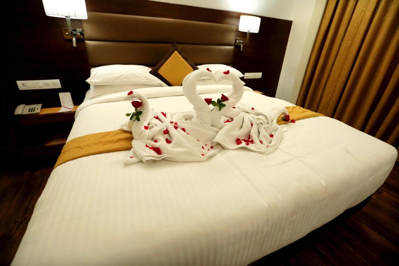 Hotel Meraden Grand Варанаси Экстерьер фото