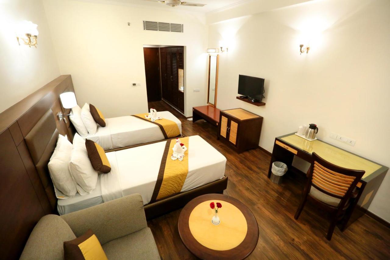 Hotel Meraden Grand Варанаси Экстерьер фото