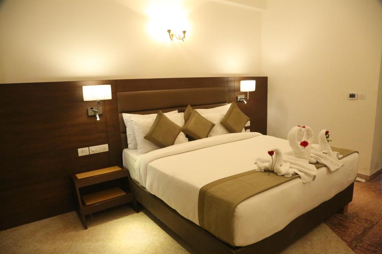 Hotel Meraden Grand Варанаси Экстерьер фото