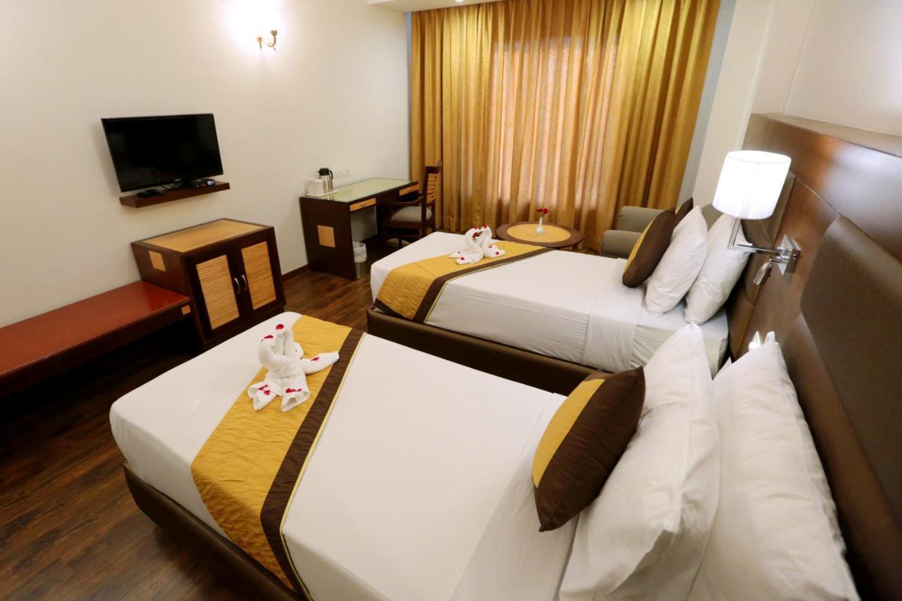 Hotel Meraden Grand Варанаси Экстерьер фото