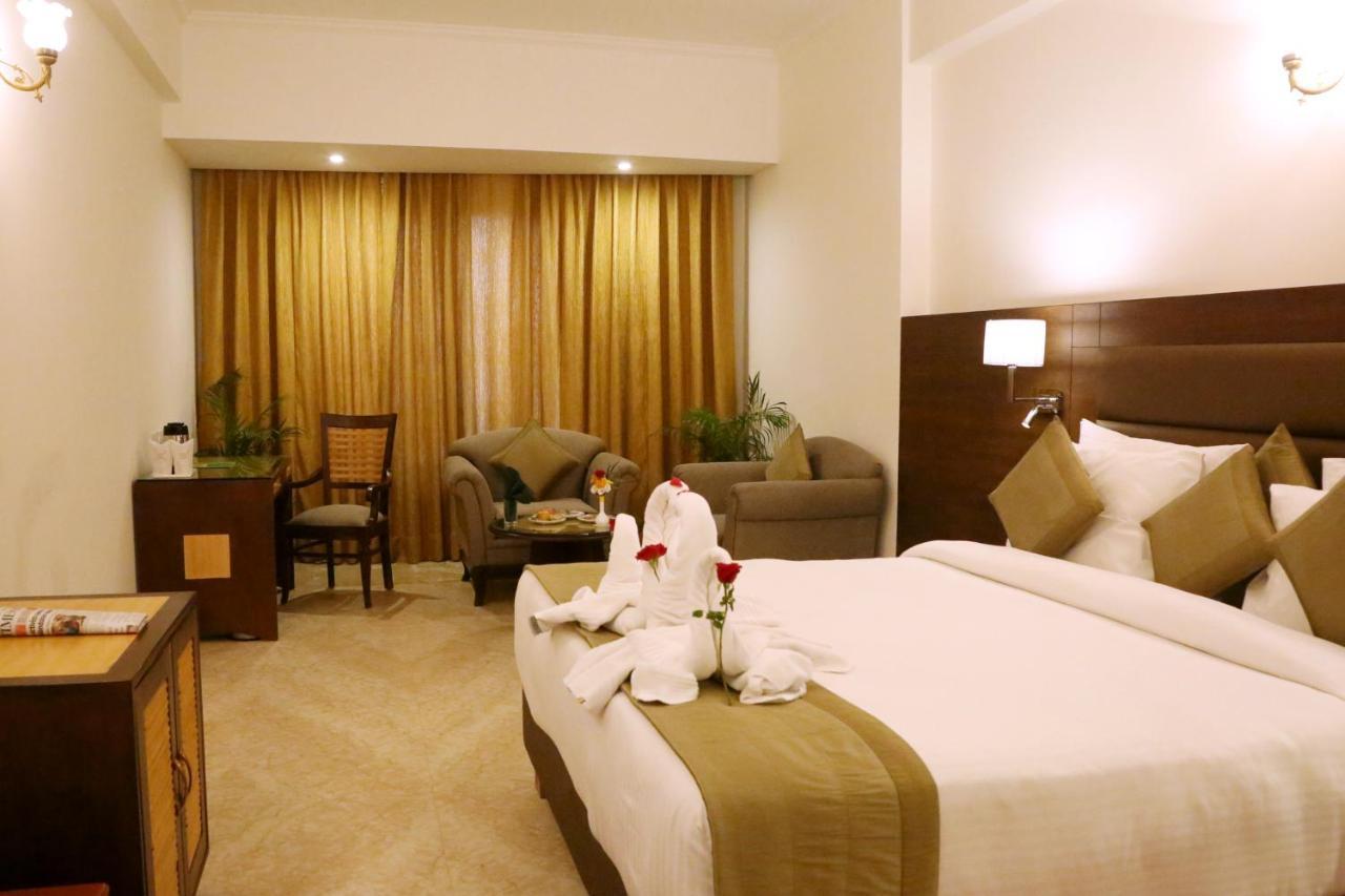 Hotel Meraden Grand Варанаси Экстерьер фото