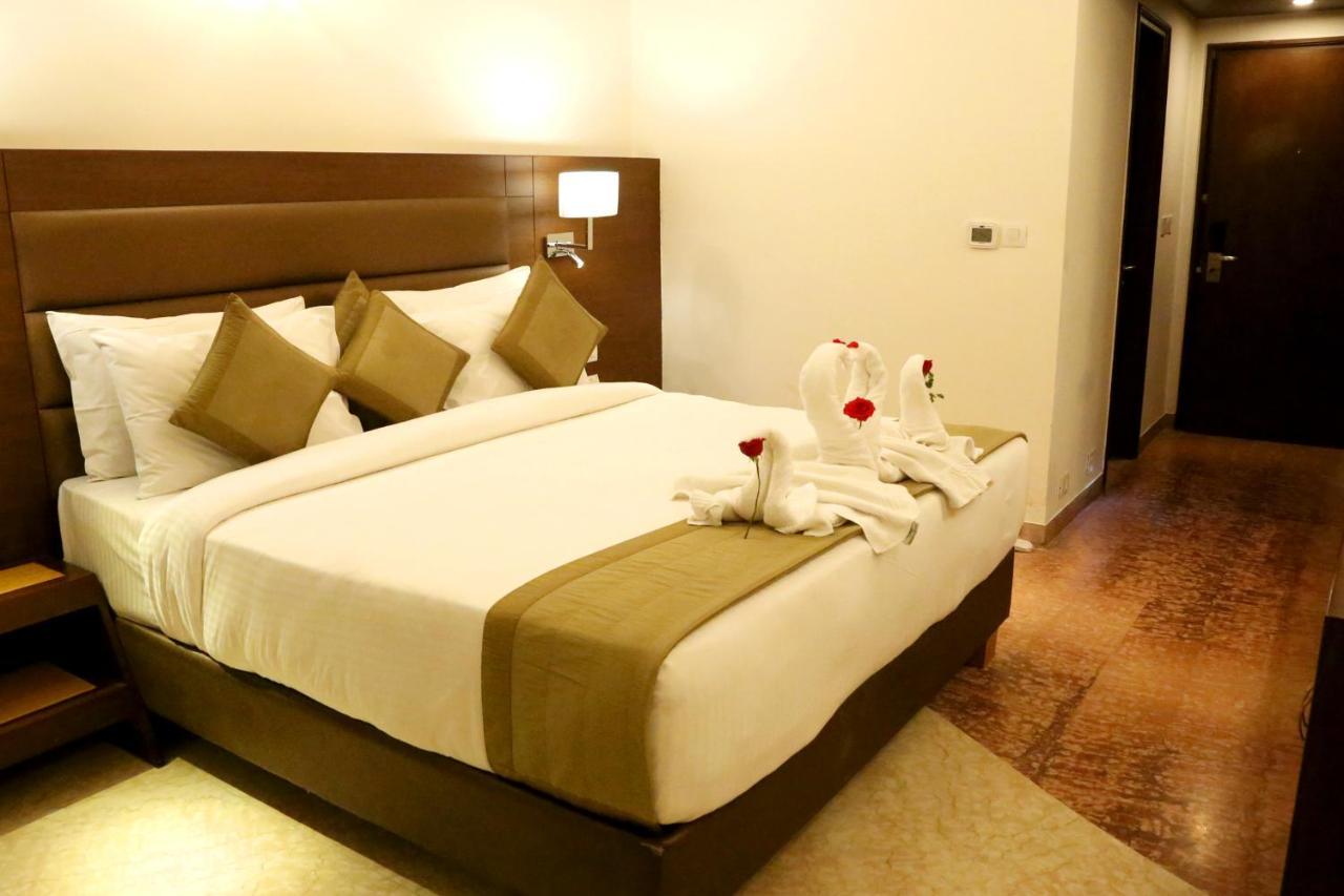 Hotel Meraden Grand Варанаси Экстерьер фото