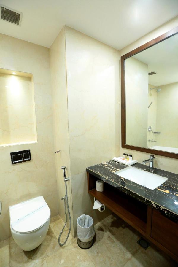 Hotel Meraden Grand Варанаси Экстерьер фото