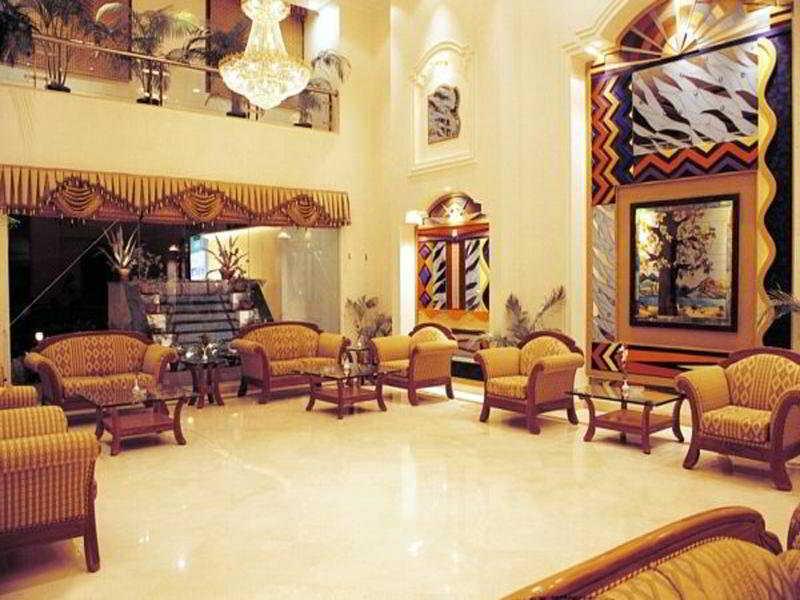 Hotel Meraden Grand Варанаси Экстерьер фото
