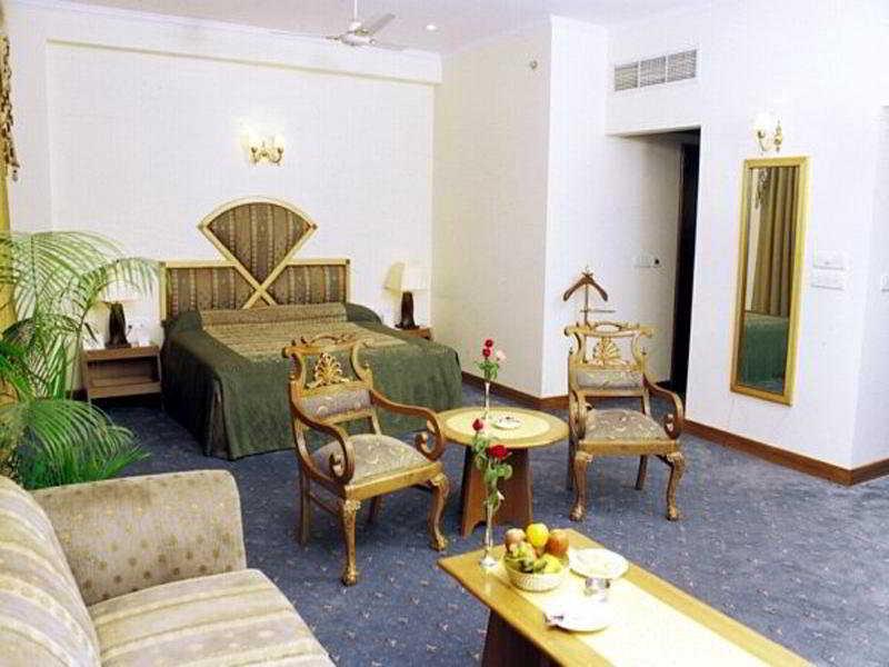 Hotel Meraden Grand Варанаси Экстерьер фото