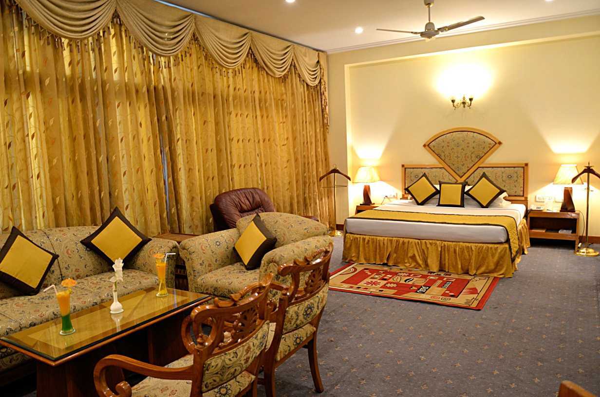 Hotel Meraden Grand Варанаси Экстерьер фото