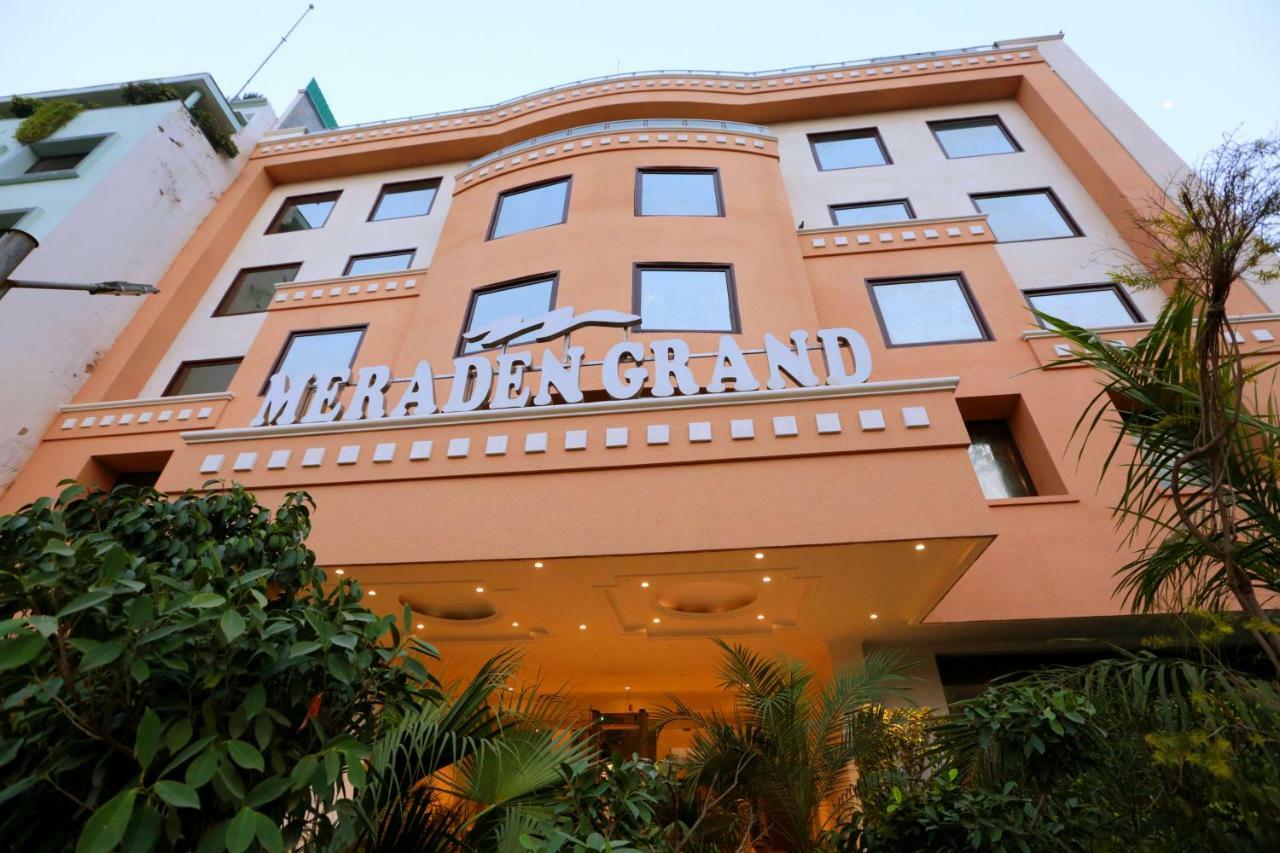 Hotel Meraden Grand Варанаси Экстерьер фото