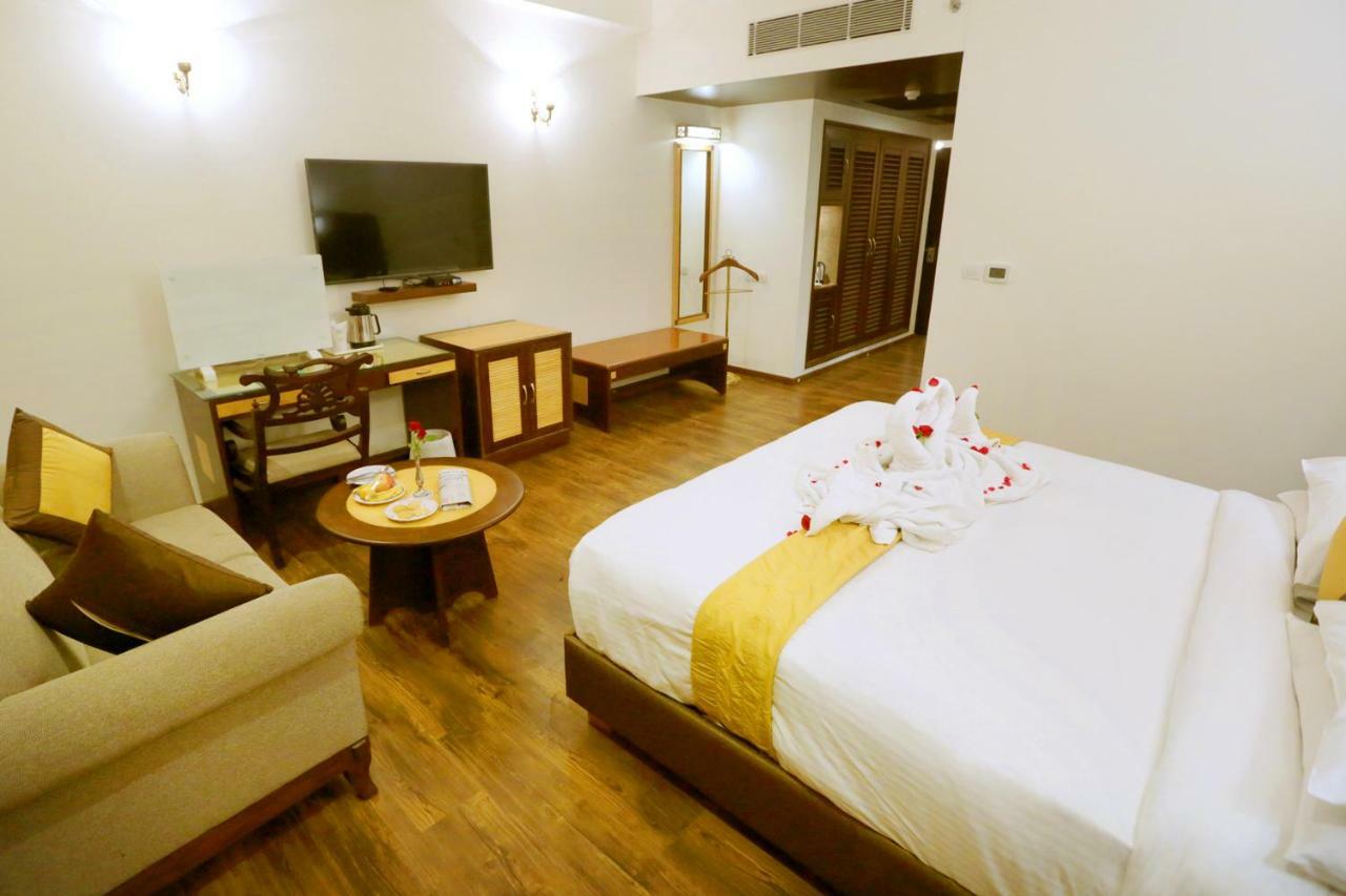 Hotel Meraden Grand Варанаси Экстерьер фото
