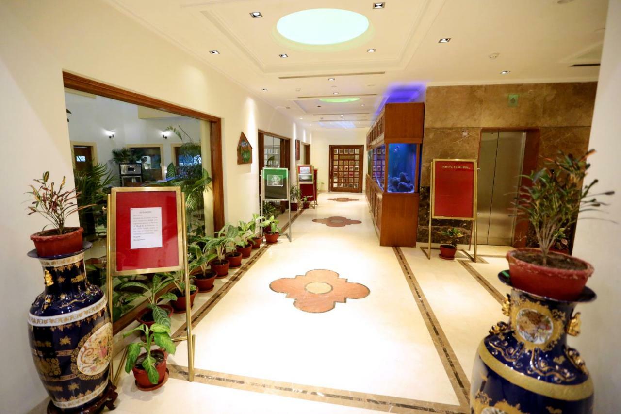 Hotel Meraden Grand Варанаси Экстерьер фото