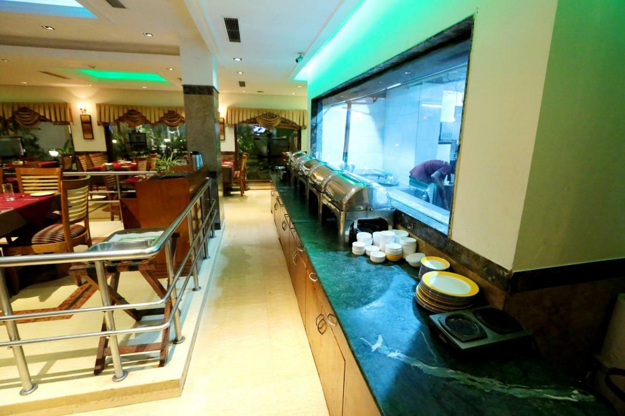 Hotel Meraden Grand Варанаси Экстерьер фото