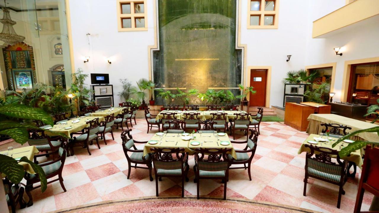 Hotel Meraden Grand Варанаси Экстерьер фото