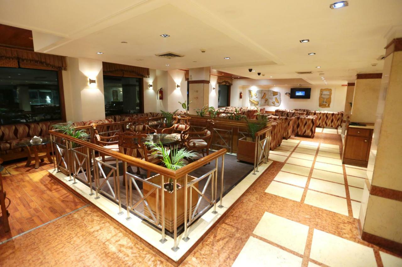 Hotel Meraden Grand Варанаси Экстерьер фото