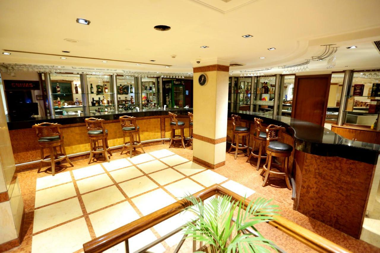 Hotel Meraden Grand Варанаси Экстерьер фото