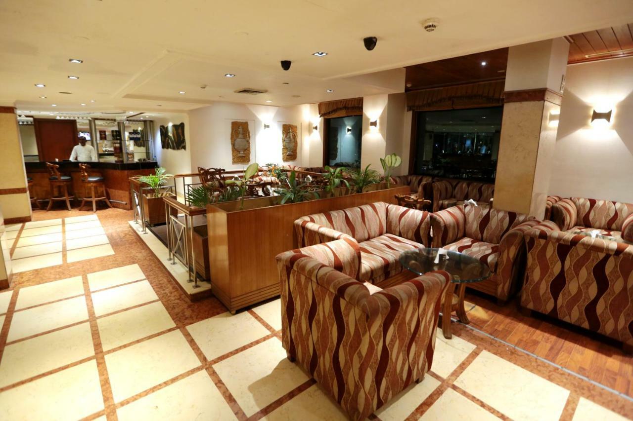 Hotel Meraden Grand Варанаси Экстерьер фото