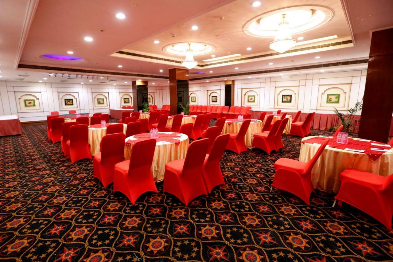 Hotel Meraden Grand Варанаси Экстерьер фото
