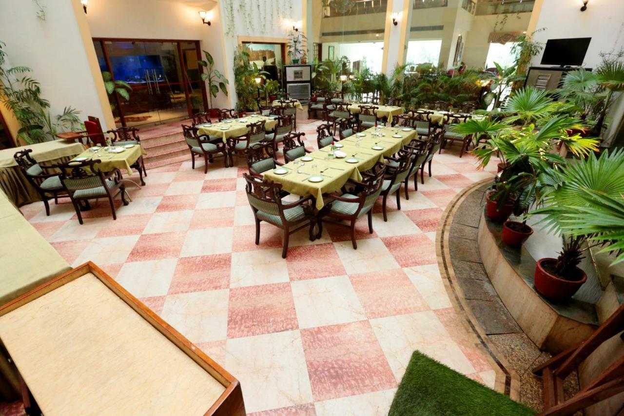 Hotel Meraden Grand Варанаси Экстерьер фото