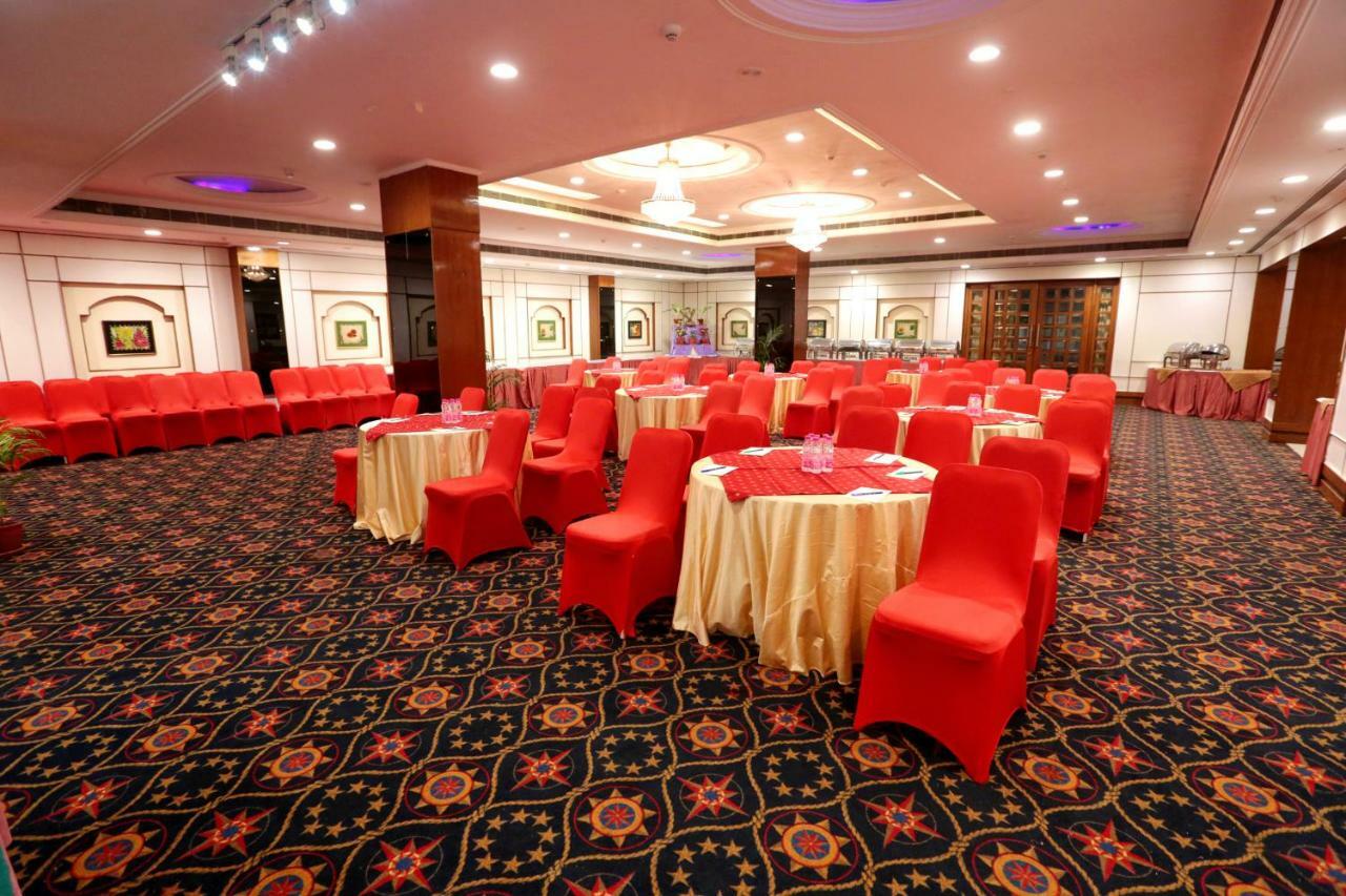 Hotel Meraden Grand Варанаси Экстерьер фото