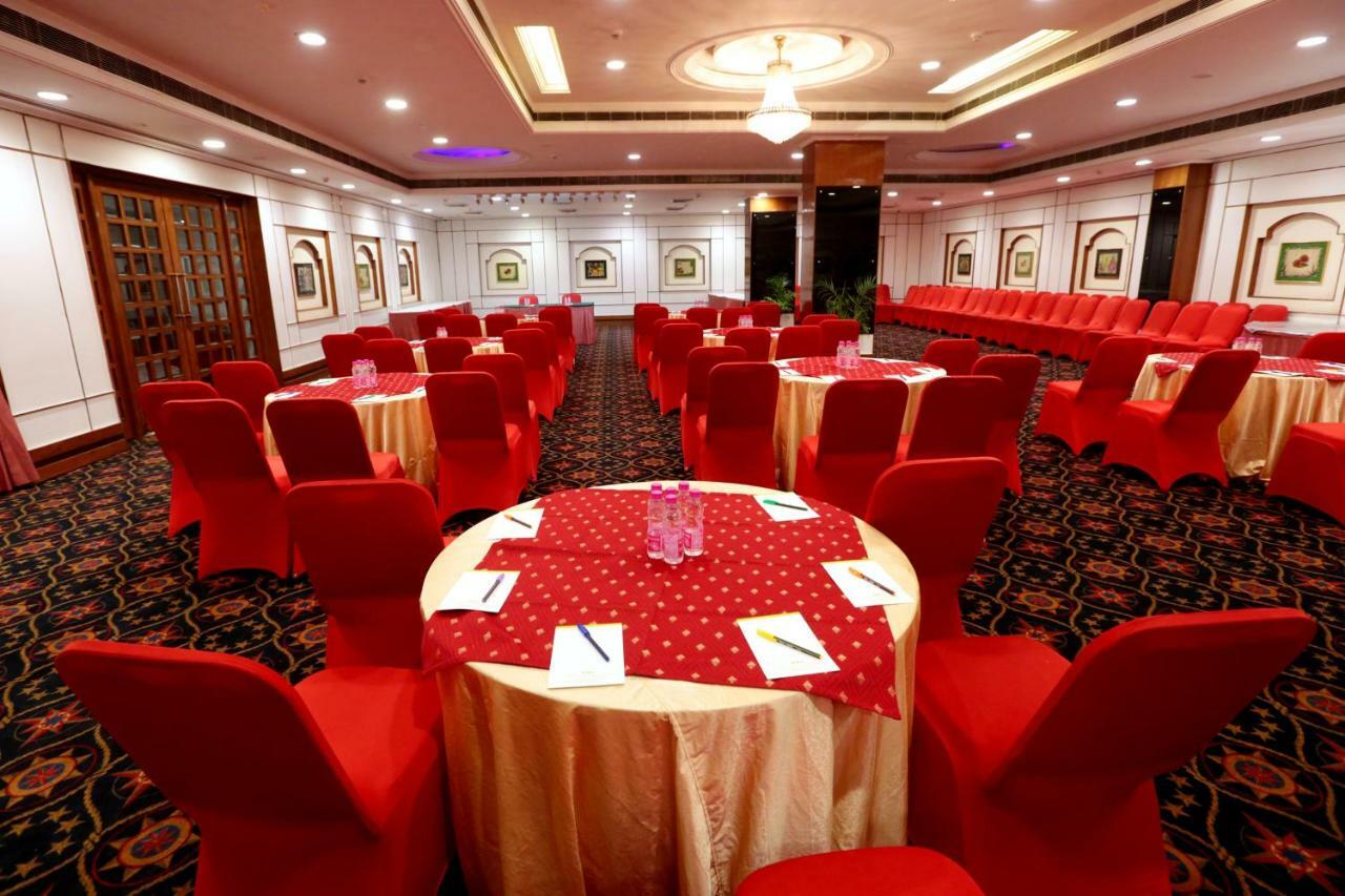 Hotel Meraden Grand Варанаси Экстерьер фото