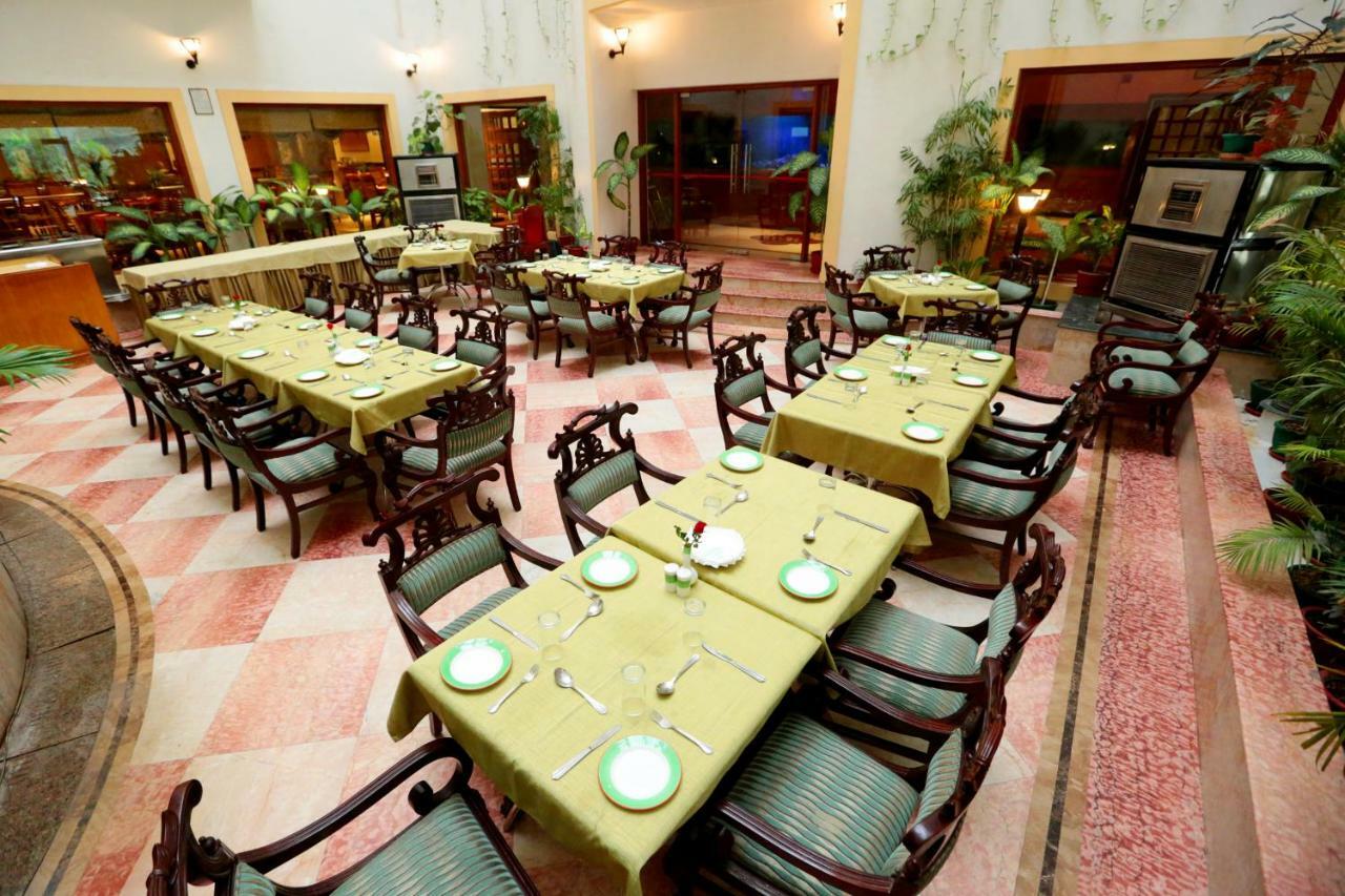 Hotel Meraden Grand Варанаси Экстерьер фото