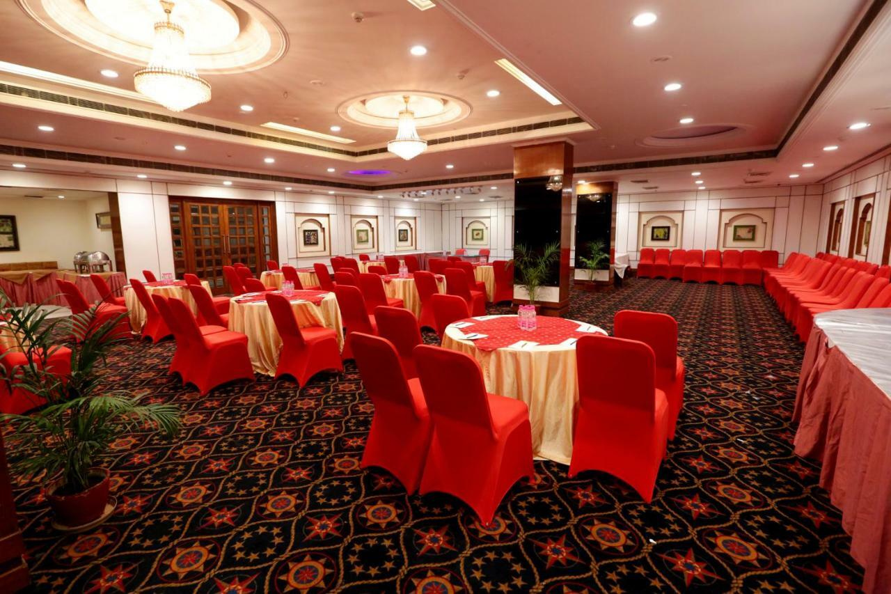 Hotel Meraden Grand Варанаси Экстерьер фото